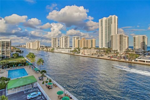 Copropriété à vendre à Hallandale Beach, Floride: 2 chambres, 132.85 m2 № 1399427 - photo 3