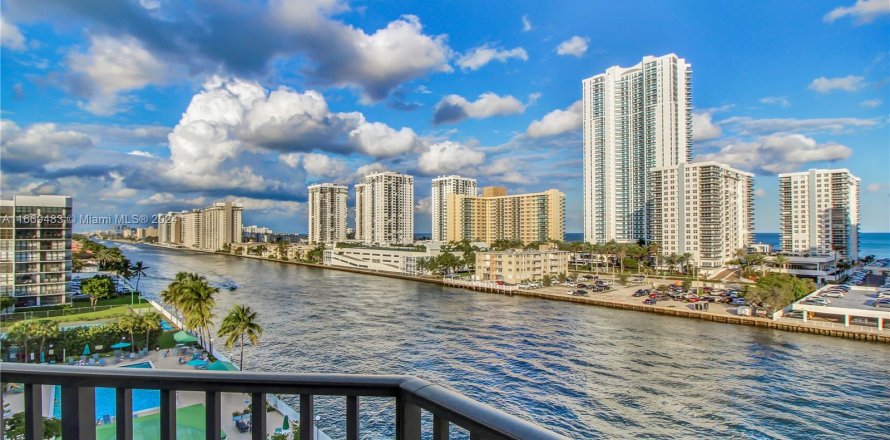 Condo in Hallandale Beach, Florida, 2 bedrooms  № 1399427