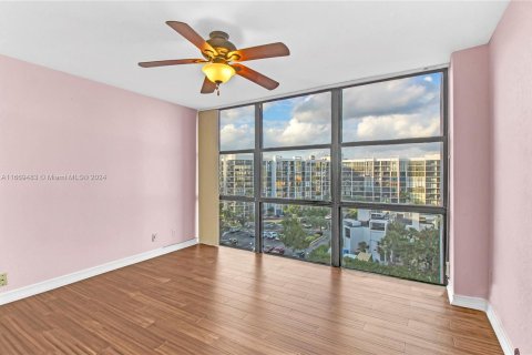 Condo in Hallandale Beach, Florida, 2 bedrooms  № 1399427 - photo 15