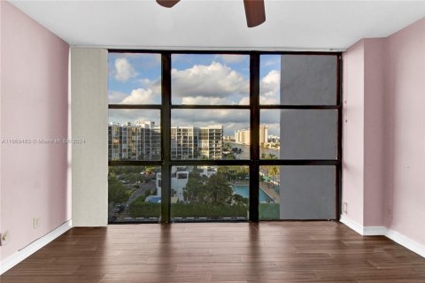 Condo in Hallandale Beach, Florida, 2 bedrooms  № 1399427 - photo 17