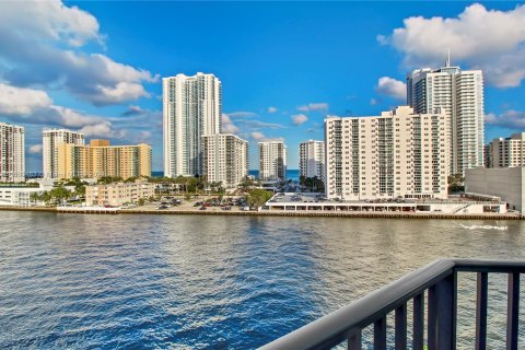 Copropriété à vendre à Hallandale Beach, Floride: 2 chambres, 132.85 m2 № 1399427 - photo 2