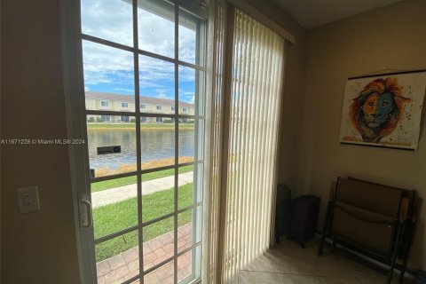 Townhouse in Miramar, Florida 2 bedrooms, 105.44 sq.m. № 1399429 - photo 2