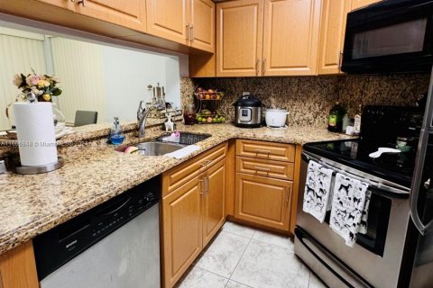 Condo in Miami, Florida, 2 bedrooms  № 1381543 - photo 2