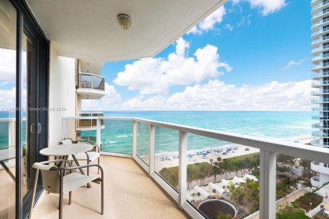 Condominio en venta en Miami Beach, Florida, 1 dormitorio, 118.73 m2 № 1054195 - foto 1