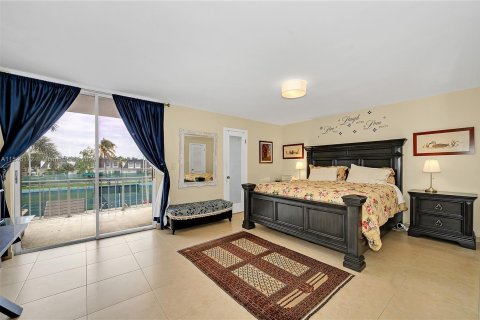 Townhouse in Hallandale Beach, Florida 2 bedrooms, 167.04 sq.m. № 1054194 - photo 22