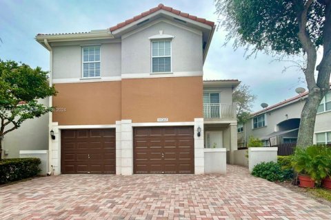 Townhouse in Doral, Florida 3 bedrooms, 208.57 sq.m. № 1054150 - photo 1