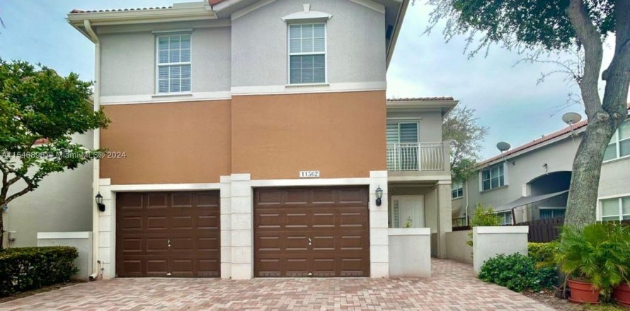 Townhouse in Doral, Florida 3 bedrooms, 208.57 sq.m. № 1054150