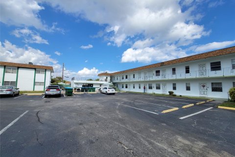 Condo in Hollywood, Florida, 1 bedroom  № 1040819 - photo 2