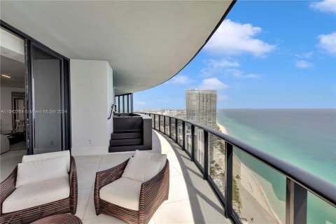 Condo in Sunny Isles Beach, Florida, 4 bedrooms  № 1042900 - photo 1