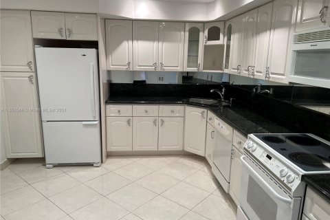 Condo in Hallandale Beach, Florida, 2 bedrooms  № 1075597 - photo 3