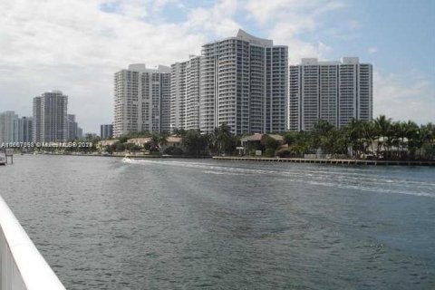 Condominio en venta en Hallandale Beach, Florida, 2 dormitorios, 106.37 m2 № 1230101 - foto 1
