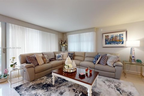 Condominio en venta en Hallandale Beach, Florida, 3 dormitorios, 181.62 m2 № 1040455 - foto 9