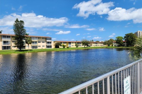 Condo in Miami, Florida, 1 bedroom  № 1075648 - photo 3