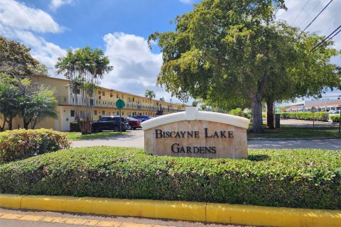 Condo in Miami, Florida, 1 bedroom  № 1075648 - photo 17