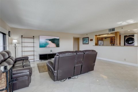 Condo in Fort Lauderdale, Florida, 2 bedrooms  № 1227534 - photo 17