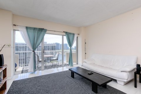 Condo in Hallandale Beach, Florida, 1 bedroom  № 1381607 - photo 24