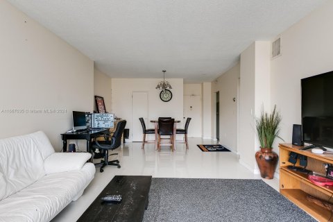 Condo in Hallandale Beach, Florida, 1 bedroom  № 1381607 - photo 27