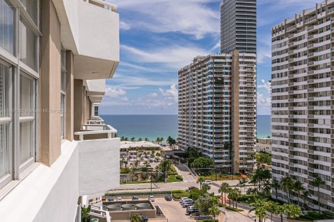 Condo in Hallandale Beach, Florida, 1 bedroom  № 1381607 - photo 21