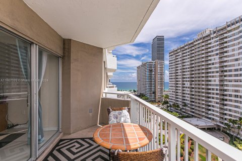 Condo in Hallandale Beach, Florida, 1 bedroom  № 1381607 - photo 15