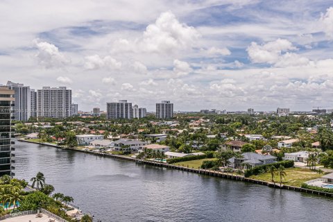 Condo in Hallandale Beach, Florida, 1 bedroom  № 1381607 - photo 18