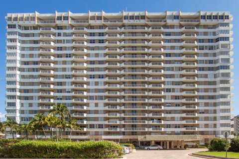 Condo in Hallandale Beach, Florida, 1 bedroom  № 1381607 - photo 10