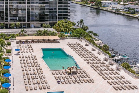 Condo in Hallandale Beach, Florida, 1 bedroom  № 1381607 - photo 20