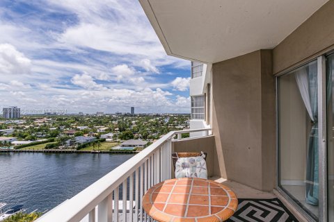 Condo in Hallandale Beach, Florida, 1 bedroom  № 1381607 - photo 16