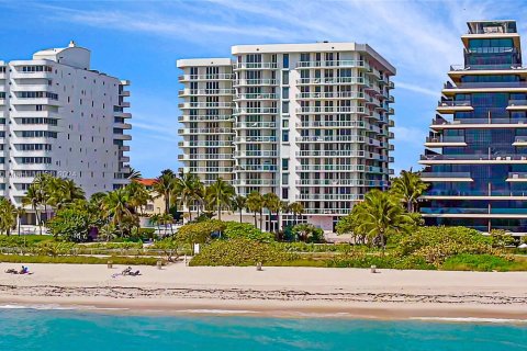 Condo in Surfside, Florida, 3 bedrooms  № 1401467 - photo 25