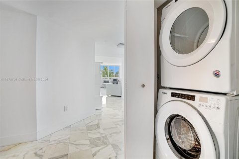 Copropriété à vendre à Surfside, Floride: 3 chambres, 179.3 m2 № 1401467 - photo 15