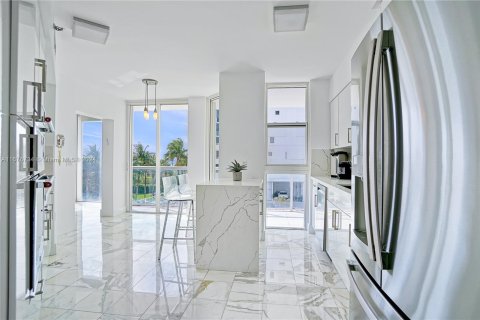 Condominio en venta en Surfside, Florida, 3 dormitorios, 179.3 m2 № 1401467 - foto 2