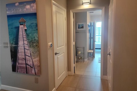 Condominio en venta en Hallandale Beach, Florida, 1 dormitorio, 76.27 m2 № 1033200 - foto 13