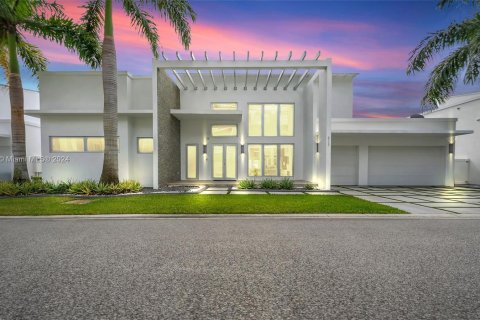 Casa en venta en Doral, Florida, 5 dormitorios, 337.98 m2 № 1073122 - foto 1