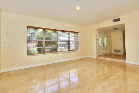 House in Miami, Florida 3 bedrooms, 148.74 sq.m. № 1241684 - photo 6