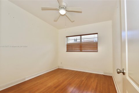 House in Miami, Florida 3 bedrooms, 148.74 sq.m. № 1241684 - photo 26