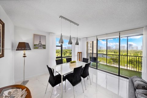 Condo in Aventura, Florida, 2 bedrooms  № 1241731 - photo 11