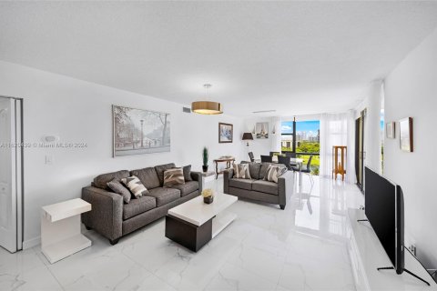 Copropriété à vendre à Aventura, Floride: 2 chambres, 121.98 m2 № 1241731 - photo 2