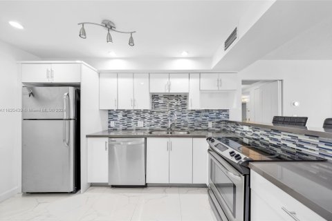 Condo in Aventura, Florida, 2 bedrooms  № 1241731 - photo 4