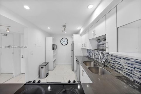 Condo in Aventura, Florida, 2 bedrooms  № 1241731 - photo 6