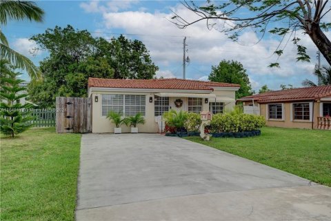 House in North Miami Beach, Florida 3 bedrooms, 127 sq.m. № 1331467 - photo 1