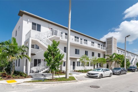 Condominio en venta en Doral, Florida, 3 dormitorios, 102.38 m2 № 1040229 - foto 1