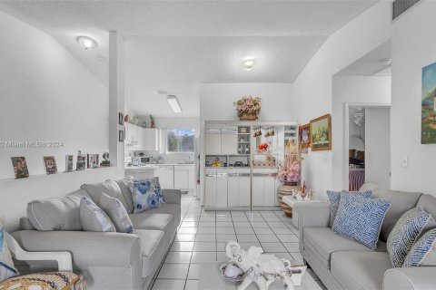 Condo in Hialeah, Florida, 2 bedrooms  № 1309507 - photo 4