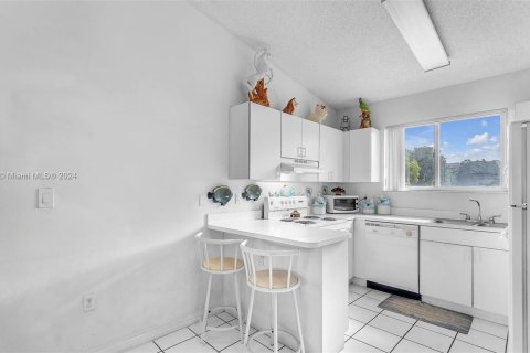 Condo in Hialeah, Florida, 2 bedrooms  № 1309507 - photo 5