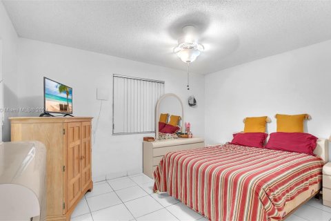 Condo in Hialeah, Florida, 2 bedrooms  № 1309507 - photo 10