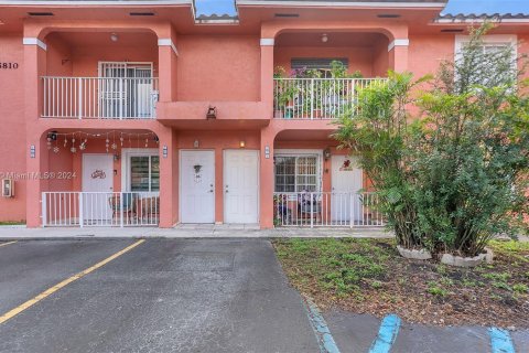 Condo in Hialeah, Florida, 2 bedrooms  № 1309507 - photo 1