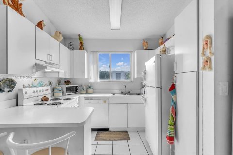 Condo in Hialeah, Florida, 2 bedrooms  № 1309507 - photo 6