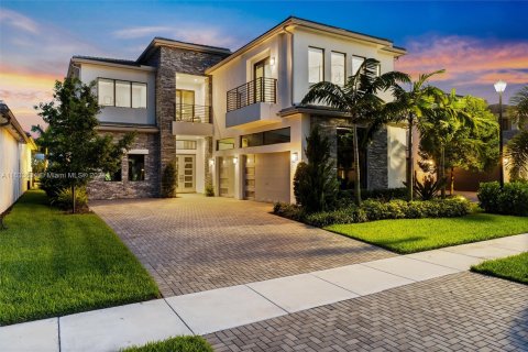 House in Boca Raton, Florida 6 bedrooms, 538.09 sq.m. № 1293987 - photo 1