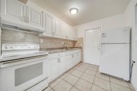 Immobilier commercial à vendre à Miami, Floride: 122.63 m2 № 1050797 - photo 3