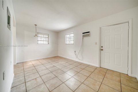 Immobilier commercial à vendre à Miami, Floride: 122.63 m2 № 1050797 - photo 4