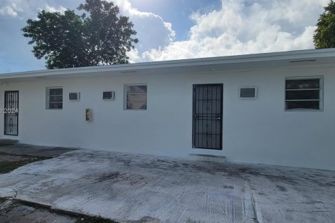 Immobilier commercial à vendre à Miami, Floride: 122.63 m2 № 1050797 - photo 1