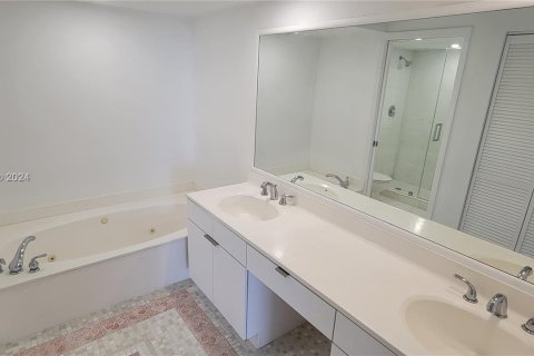 Condo in Aventura, Florida, 2 bedrooms  № 1412320 - photo 17